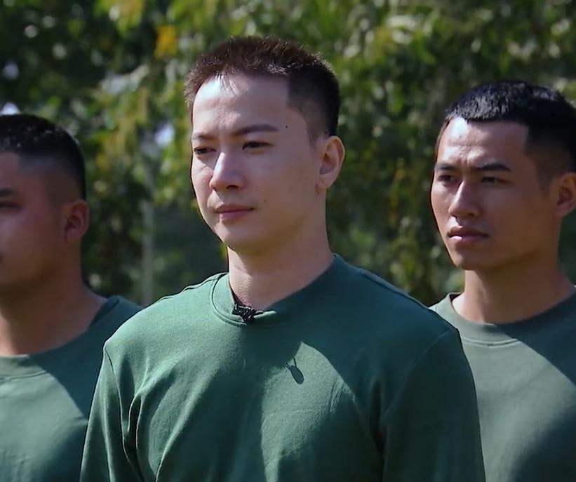 8 sao nhập ngũ phải cắt tóc, tẩy trang: Bất ngờ diện mạo-18