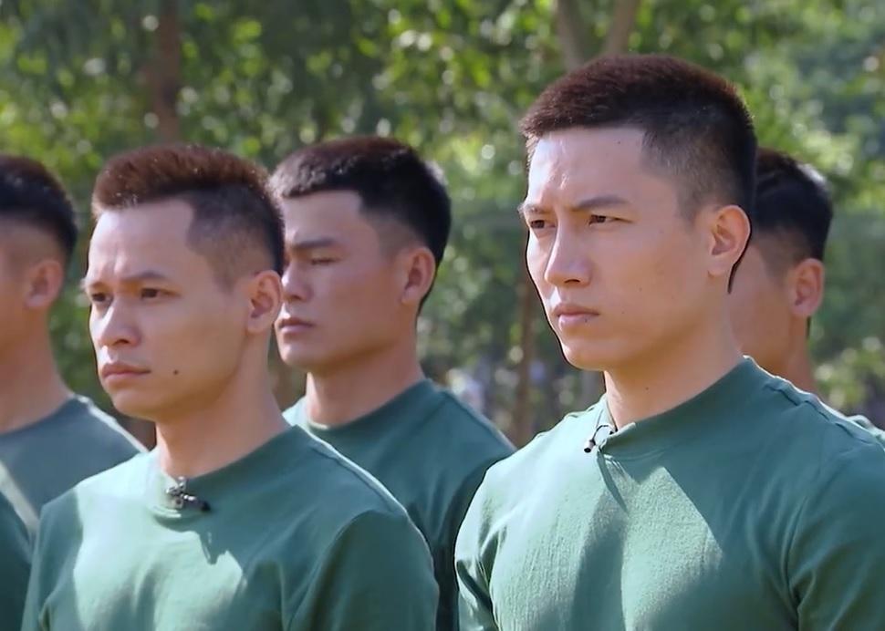 8 sao nhập ngũ phải cắt tóc, tẩy trang: Bất ngờ diện mạo-21