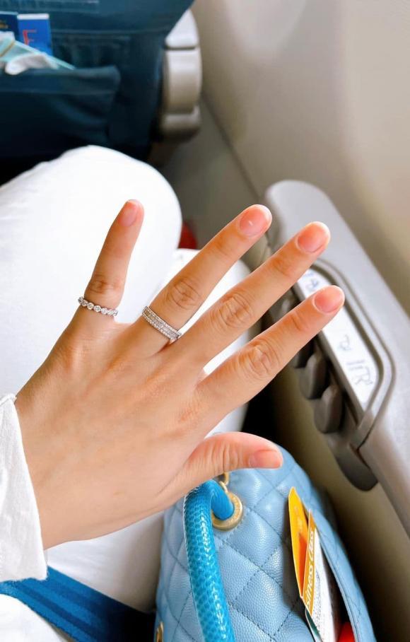 Hot girl Trâm Anh khoe nhẫn ngón áp út, rộ tin sắp lấy chồng-1