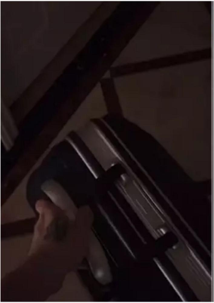 Đi công tác về khuya làm vợ bất ngờ, chồng chết đứng nghe tiếng lạ-1