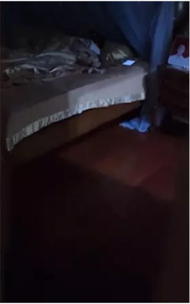 Đi công tác về khuya làm vợ bất ngờ, chồng chết đứng nghe tiếng lạ-2