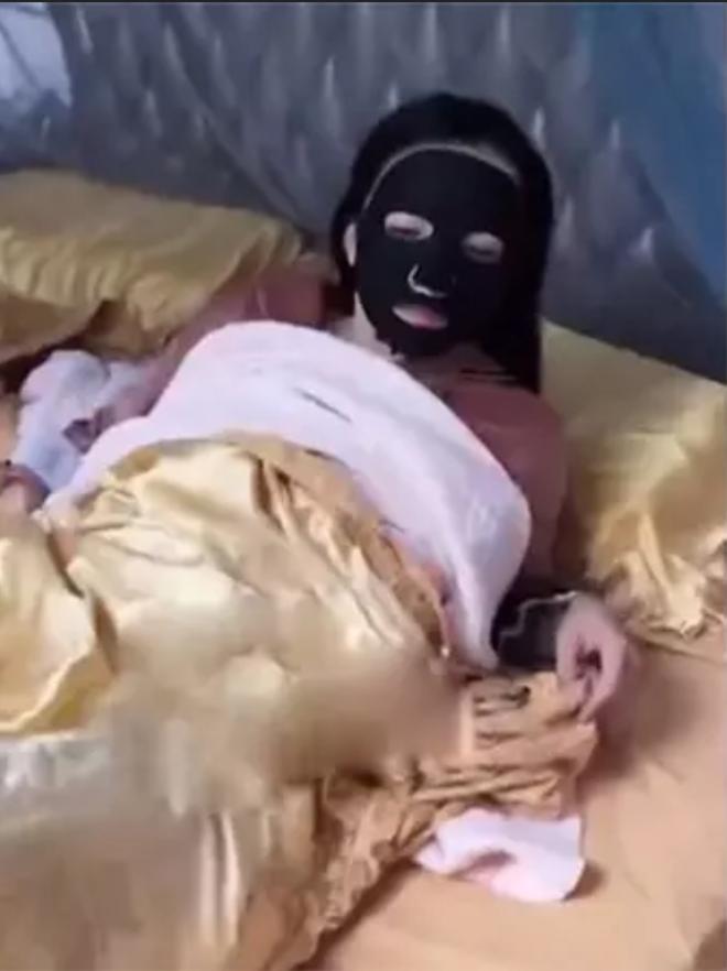 Đi công tác về khuya làm vợ bất ngờ, chồng chết đứng nghe tiếng lạ-3