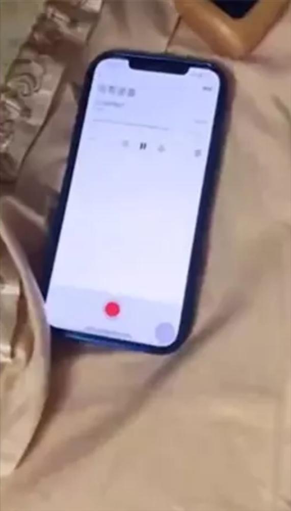 Đi công tác về khuya làm vợ bất ngờ, chồng chết đứng nghe tiếng lạ-4