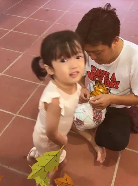 Nhã Phương để lộ mặt con gái trên livestream, thế nào mà netizen phát sốt?-1