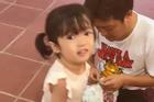 Nhã Phương để lộ mặt con gái trên livestream, thế nào mà netizen phát sốt?