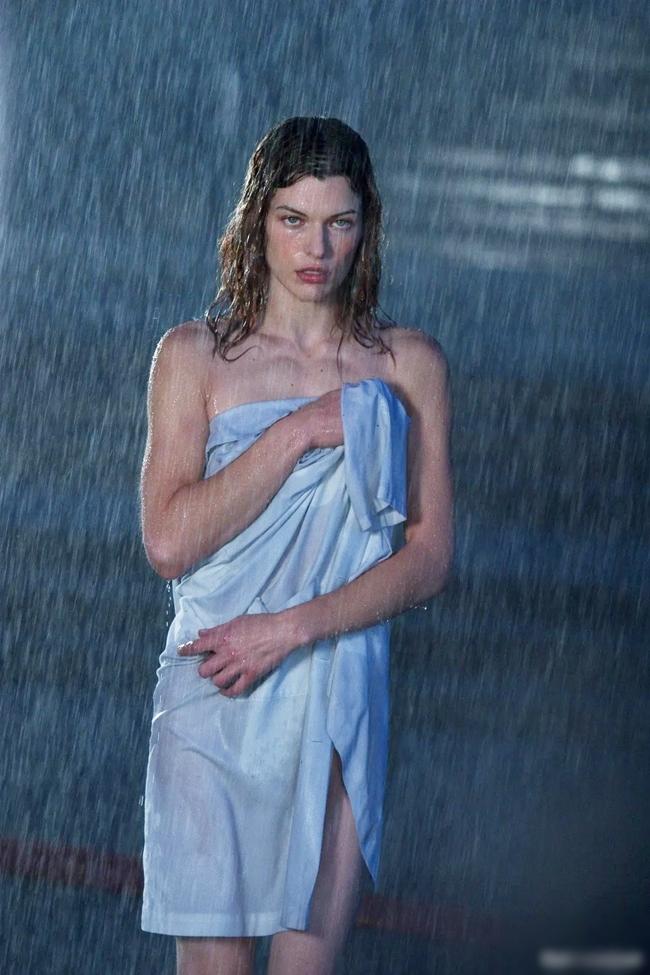 "Resident Evil" là dòng phim khoa học viễn tưởng kinh dị khởi chiếu từ năm 2002 gồm 6 phần. Theo HK01, phim có tổng doanh thu phòng vé gần 1,3 tỷ USD bao gồm 6 phần. Trong phim, mỹ nhân sinh năm 1975 đảm nhận vai Alice - nhân viên an ninh của công ty Umbrella bị mất trí nhớ. Sau khi phát hiện những việc làm của Umbrella, Alice đã đứng lên đi tìm vắc-xin chữa trị virus T khiến con người bị biến đổi gen, đồng thời tìm ra danh tính thực sự của mình.