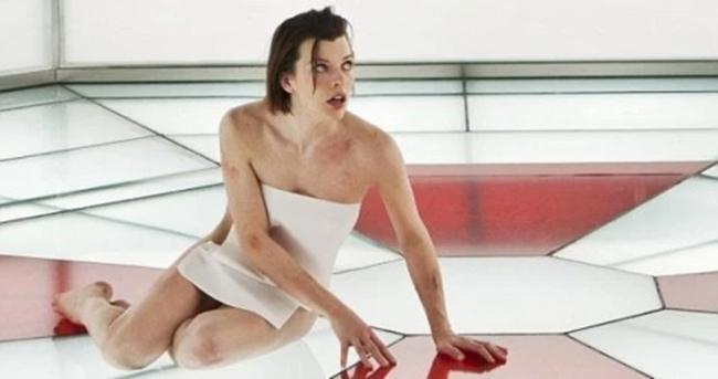 Ngoài những cảnh hành động mãn nhãn, Milla Jovovich còn gây ấn tượng với nhiều phân cảnh bán nude khi bị đưa vào phòng thí nghiệm trong Resident Evil.