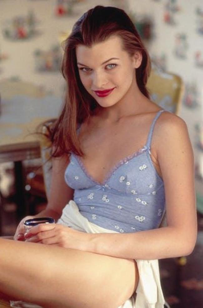 Khi căng thăng Nga - Ukraine bắt đầu, minh tinh Hollywood viết: "Trong người tôi chảy dòng máu Nga và Ukraine. Khi chứng kiến chuyện khủng khiếp xảy ra, trái tim tôi đã bị xé nát".