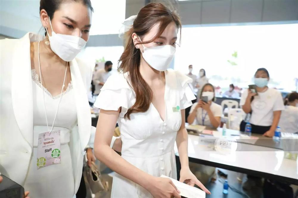 Baifern cùng dàn sao viếng mỹ nhân Chiếc Lá Cuốn Bay-2