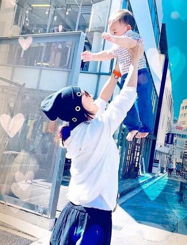 Con trai thứ 3 của Trương Bá Chi ngày càng giống hệt Tạ Đình Phong?-3