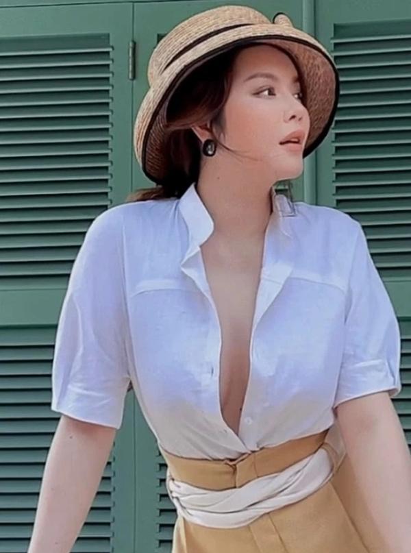 Lý Nhã Kỳ diện sơ mi trắng, không cài cúc áo để vòng 1 "lấp ló" khiêu khích người xem.