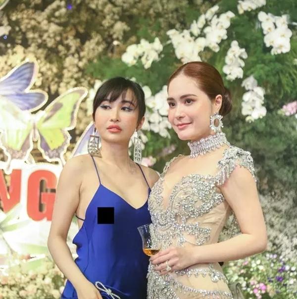 Xuất hiện tại bữa tiệc sinh nhật của Đoàn Di Băng vào ngày 14.2 vừa qua, Mina Phạm - vợ hai đại gia Minh Nhựa "chơi trội" với mốt thả vòng 1. Diện chiếc đầm xanh dây mảnh, bà xã đại gia nổi tiếng không ngại khoe thân hình gợi cảm.