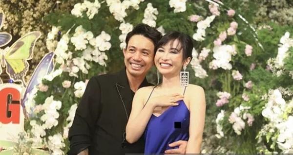 Khi chụp ảnh cùng chồng, Mina Phạm cố gắng dùng tay che đi vòng 1 nhưng điểm nhạy cảm vẫn bị phô trọn dưới ống kính máy ảnh.