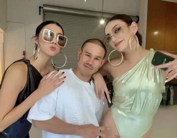 Võ Hoàng Yến diện trang phục bó sát nhưng khoe nguyên vòng 1 không nội y khi chụp ảnh trong hậu trường cùng chân dài Ngọc Quyên.