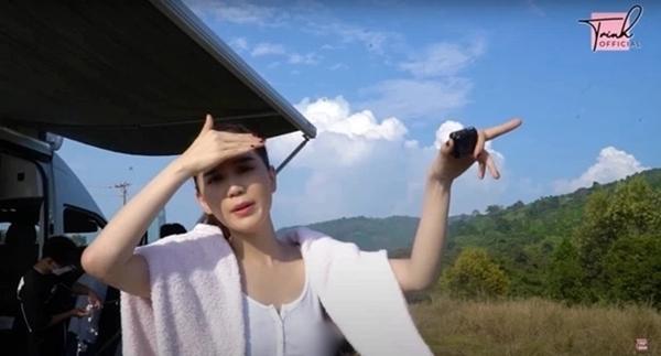 Cách đây không lâu, Ngọc Trinh đăng tải video cùng ê-kíp đi cắm trại với chiếc xe chuyên dụng trị gí 2 tỷ đồng. Không rõ vô tình hay cố ý, chân dài quê Trà Vinh thoải mái thả vòng 1 trước ống kính máy quay trò chuyện, giao lưu với khán giả.