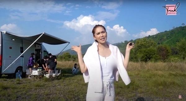 Nhiều khán giả nóng mặt khi xem clip của Ngọc Trinh vì trang phục hớ hênh điểm nhạy cảm.