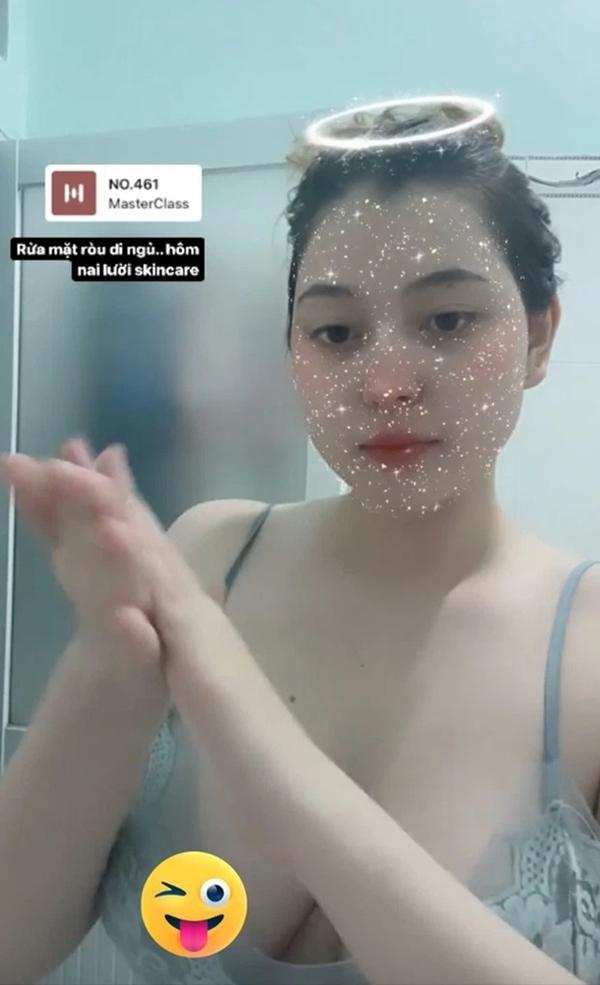 Hot girl lai Việt - Mỹ Sunna (Wilson Nhật Anh) từng đăng tải bức ảnh mặc váy ngủ sexy trên trang cá nhân. Vì ở nhà, hot girl được mai mối cho ViruSs không mặc nội y. Khi cúi xuống, người đẹp 2k2 vô tình hớ hênh vòng 1.