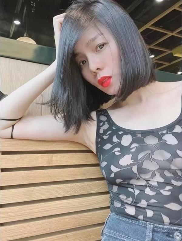 Dù nhiều lần bị nhắc nhở về gu thời trang nhưng dường như Lệ Quyên chẳng mấy bận tâm. Mới đây, nữ hoàng phòng trà đăng tải bức ảnh mặc áo xuyên thấu không nội y.