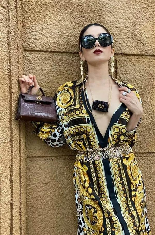 Giám khảo Miss World Vietnam 2022 tự tin khoe vòng 1 phẳng lì trong những bức ảnh thời trang đăng trên mạng xã hội.