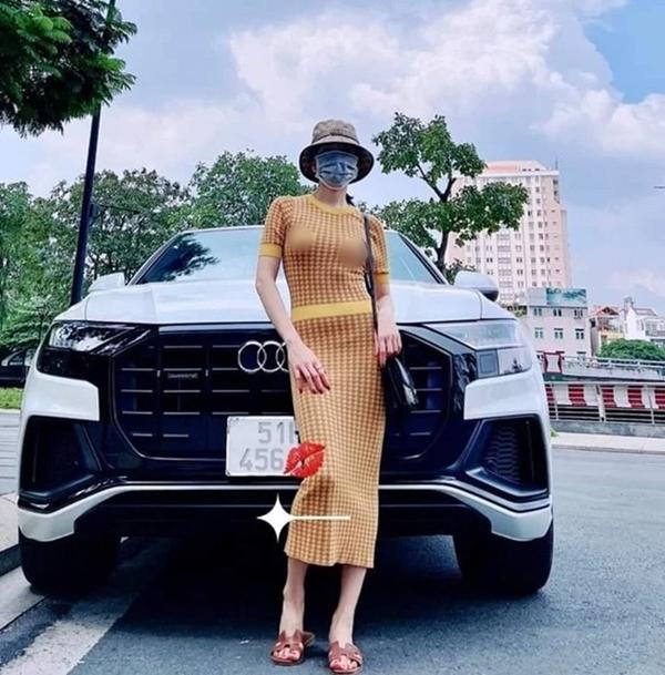 Gây sốc hơn, giọng ca Nếu em được chọn lựa còn khoe nguyên vòng 1 không có đồ bảo hộ.