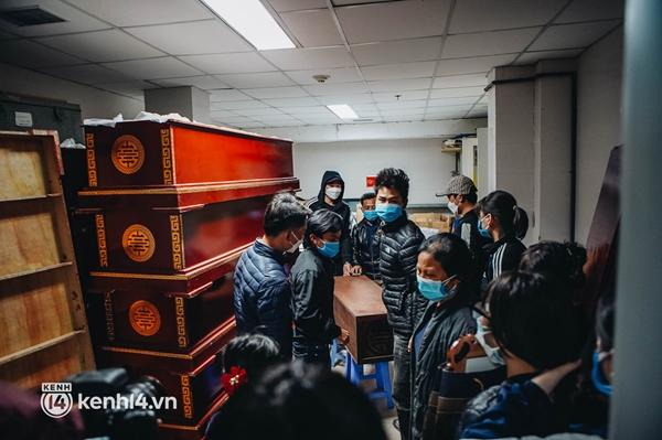 ẢNH: Thi thể bé gái 3 tuổi được trở về trong vòng tay người thân-9