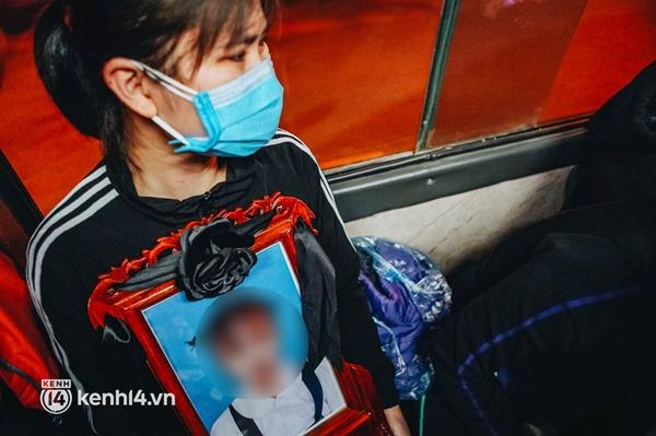 ẢNH: Thi thể bé gái 3 tuổi được trở về trong vòng tay người thân-14