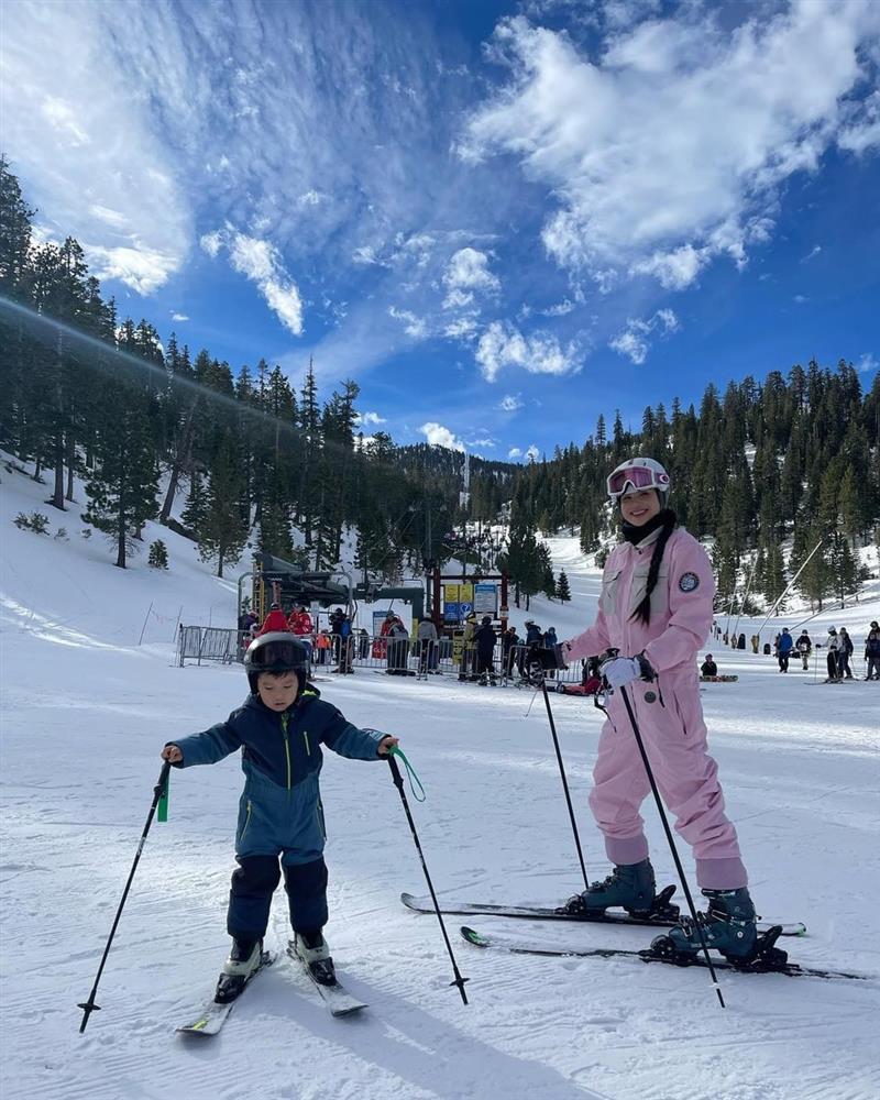 Rich kid nhà Phạm Hương, Cường Đô La đánh golf như người lớn-1