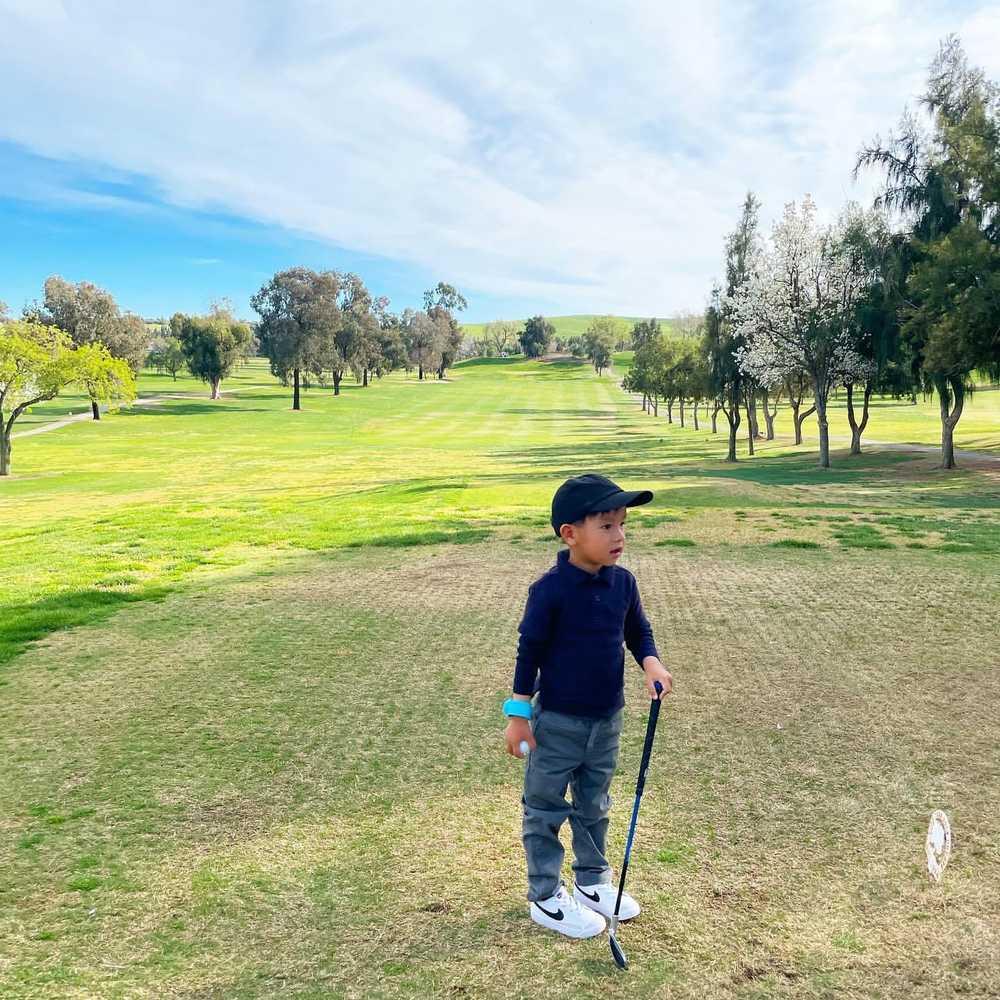 Rich kid nhà Phạm Hương, Cường Đô La đánh golf như người lớn-5