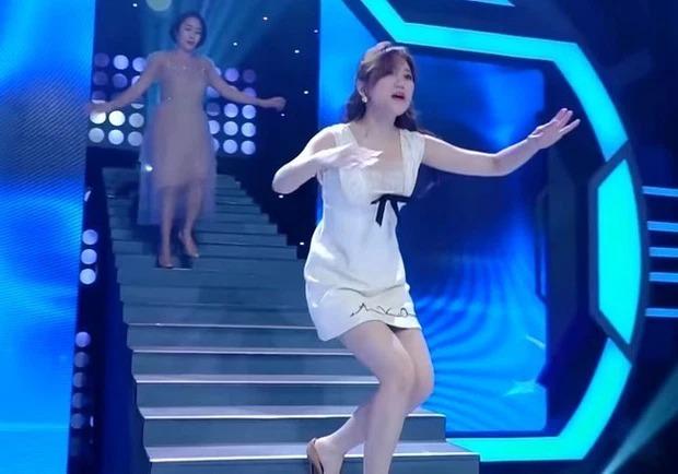 Hari Won bao lần ngã ngửa xém lộ hàng mà chưa chừa