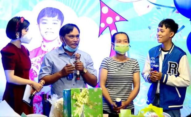 Hồ Văn Cường được fan tổ chức sinh nhật cực hoành tráng-1