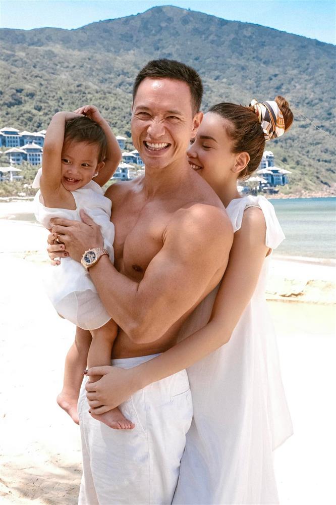 Hồ Ngọc Hà gây tranh cãi khi nhấc bổng con gái Lisa-2