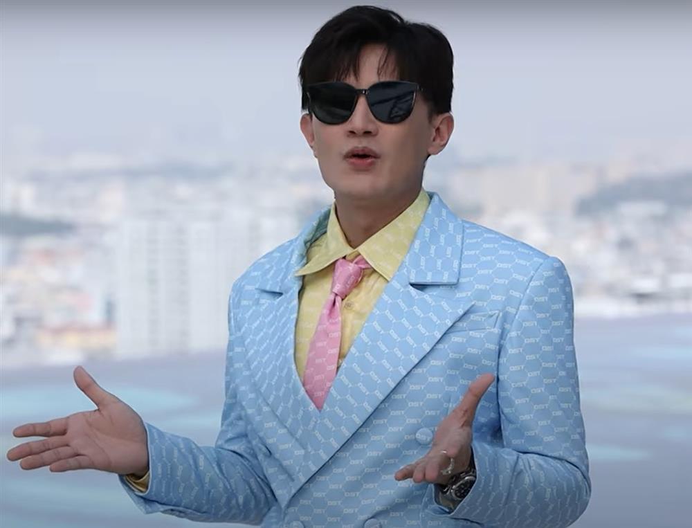 Ám ảnh Dược sĩ Tiến với gu thời trang ngàn lần khắc tên mình-7