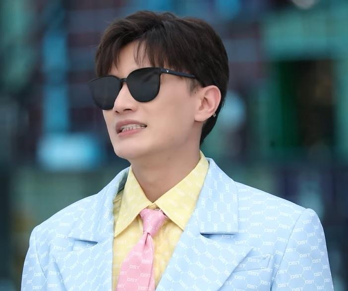 Ám ảnh Dược sĩ Tiến với gu thời trang ngàn lần khắc tên mình-8