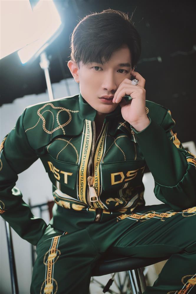 Ám ảnh Dược sĩ Tiến với gu thời trang ngàn lần khắc tên mình-11