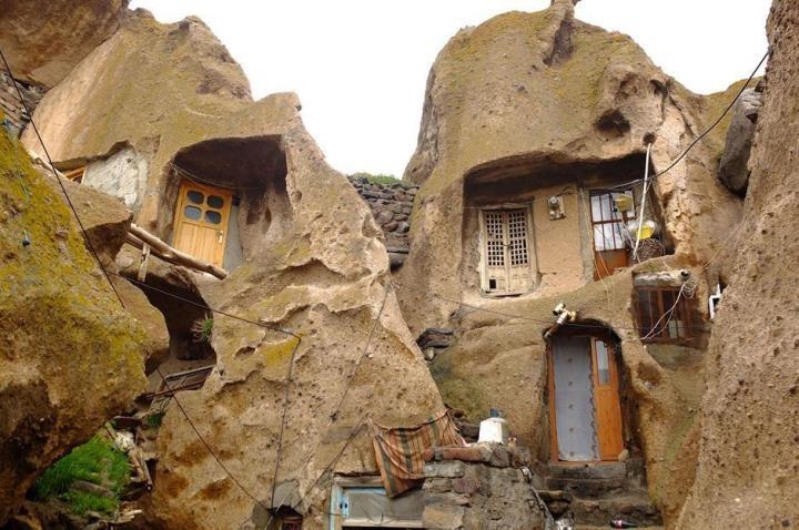 Ngôi làng cổ 700 tuổi với những căn nhà xây trong núi đá