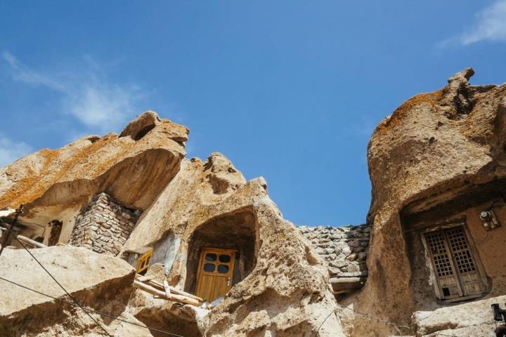 Ngôi làng cổ 700 tuổi với những căn nhà xây trong núi đá