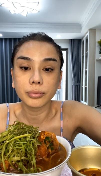 Lâm Khánh Chi livestream lộ mặt mộc, bị chê vừa xấu vừa già-3