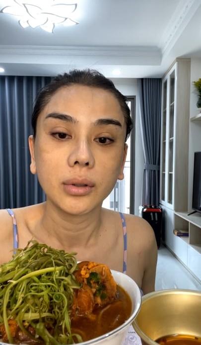 Lâm Khánh Chi livestream lộ mặt mộc, bị chê vừa xấu vừa già-4