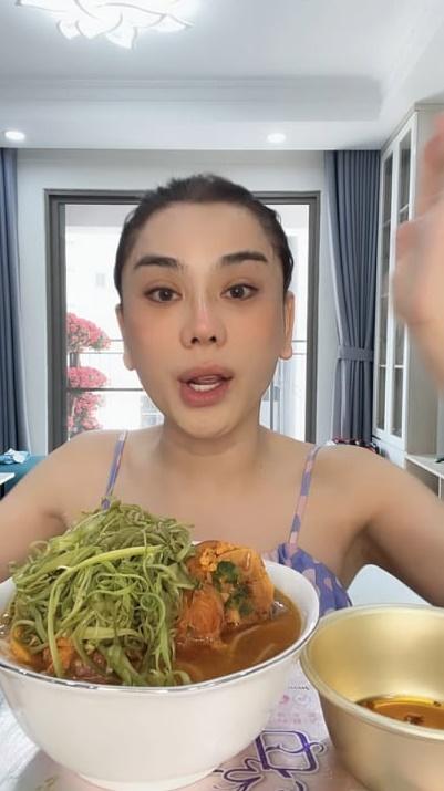 Lâm Khánh Chi livestream lộ mặt mộc, bị chê vừa xấu vừa già-8