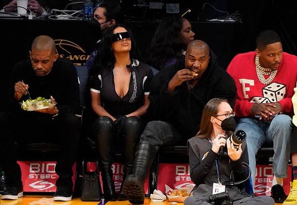 Hai người ngồi hàng ghế đầu ở khu vực VIP theo dõi trận đấu.