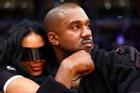 Kanye West quấn quýt bạn gái mới kém 20 tuổi