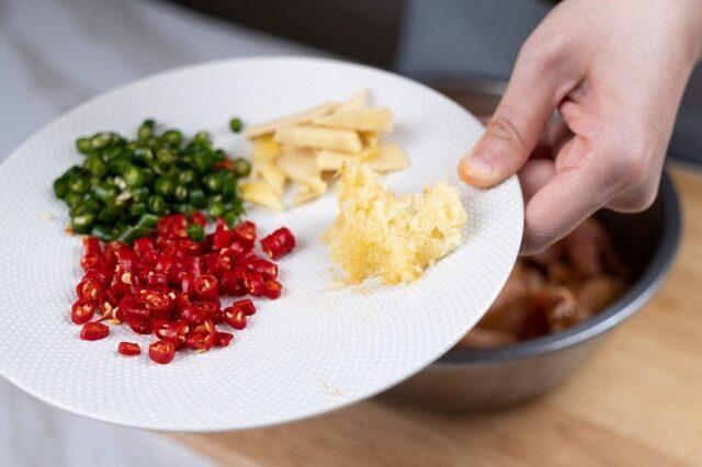 Thịt gà đừng rang hay xào nữa, làm thử món này ngon tuyệt hảo-2