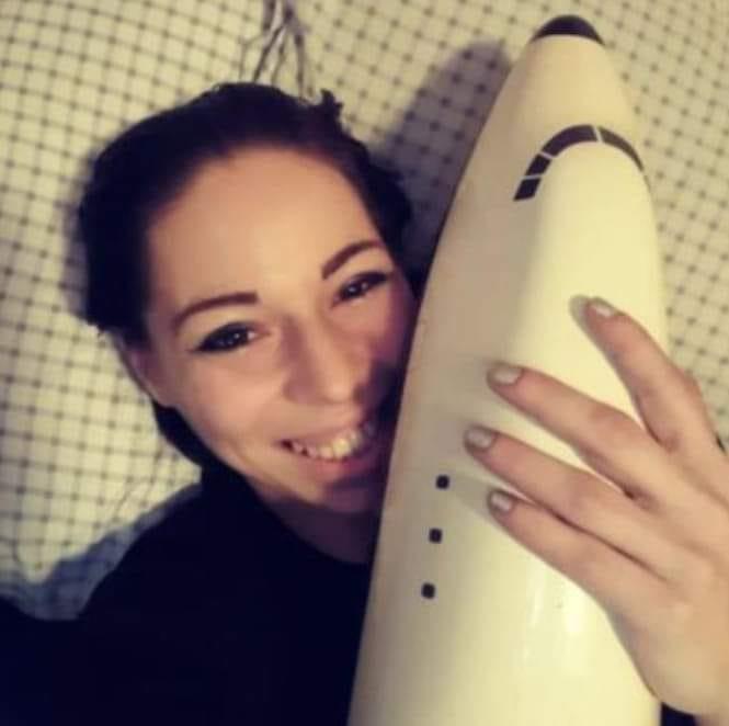 Kỳ lạ chuyện tình của người phụ nữ với chiếc máy bay đồ chơi-1