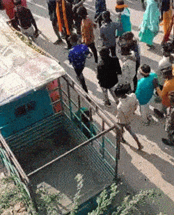 Cô gái bị nhóm thanh niên sàm sỡ, xé quần áo, không ai giúp đỡ-1