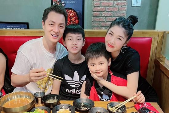 Bà xã Đăng Khôi làm rõ 'lỗi tại ai khi con xem phim người lớn'