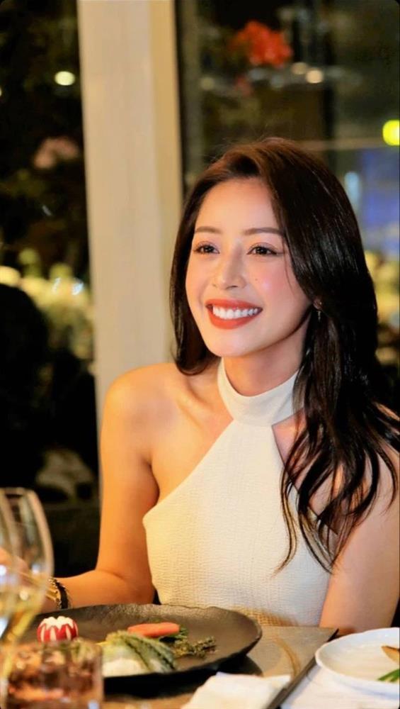 Chi Pu khoe áo in logo câu nói nửa Tây nửa ta enjoy cái moment-9