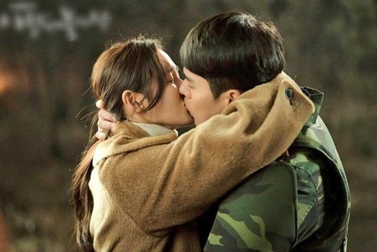 Clip Hyun Bin và Son Ye Jin hôn môi tình tứ đến rõ cả tiếng