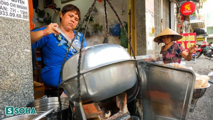 Chiếc nồi tròn được làm từ 2 chiếc chậu nhôm hàn lại với nhau. Đây là “bí mật” giúp cháo trở nên đặc biệt hơn và cũng là điểm đặc trưng khiến ai đã nhìn thấy một lần cũng phải nhớ ngay đến cháo lòng Bà Út. Từ vài năm nay, bà Út đã ngoài 80 nên chuyển lại quán cho chị Út, cháu gái của bà. Từ nhỏ, chị đã phụ bà nấu cháo, bưng cháo nên khi lớn lên thì nối nghiệp gia đình.