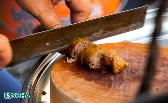 Món ăn được ưa chuộng nhất tại quán cháo lòng Bà Út là dồi được làm theo công thức gia truyền. Đa phần khách đến mua đều dặn lấy nhiều dồi, thậm chí còn có người chỉ lấy dồi và không thêm một loại lòng nào khác. Anh Trung, một khách hàng chia sẻ: "Dồi ở đây thơm và mềm hơn những tiệm cháo lòng thông thường".