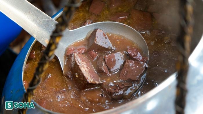 Nước cháo được nấu từ nước luộc lòng, nước hầm xương và nước luộc tiết. Đặc biệt, tiết tại quán cũng được cô chủ pha chế theo công thức riêng. Vì thế, cả tiết và nước luộc cũng tạo nên một hương vị đặc trưng cho quán. Bên cạnh đó, vị ngọt trong cháo là vị ngọt từ xương từ thịt chứ không nêm bột ngọt.